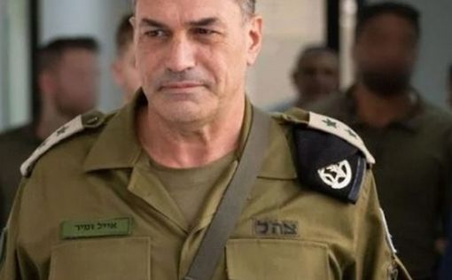 Начальник Генерального штаба Израильских вооруженных сил, генерал-лейтенант Эяль Замир, ввел временн...