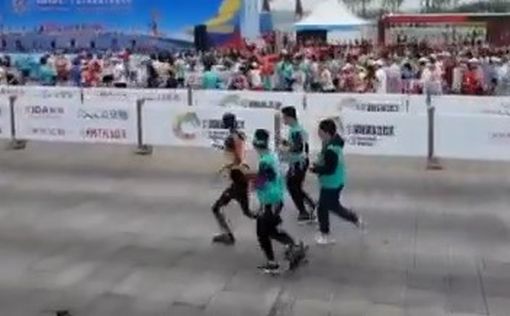 В Пекине состоялся необычный полумарафон, где люди соревновались с 21 человекоподобными роботом. Уча...