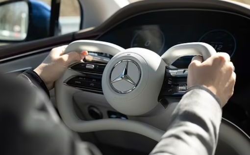  Компания Mercedes-Benz планирует оснастить свой главный электромобиль новым, уменьшенным вдвое руле...
