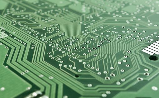Nvidia, крупнейший производитель компьютерных чипов, оказалась в эпицентре торгового и технологическ...