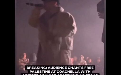 На музыкальном фестивале Coachella ирландская группа Kneecap во время своего выступления продемонстр...