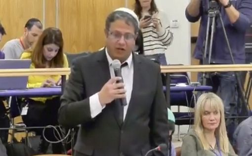 Во время выхода из Йельского университета после выступления на про-палестинских демонстрантов напали...