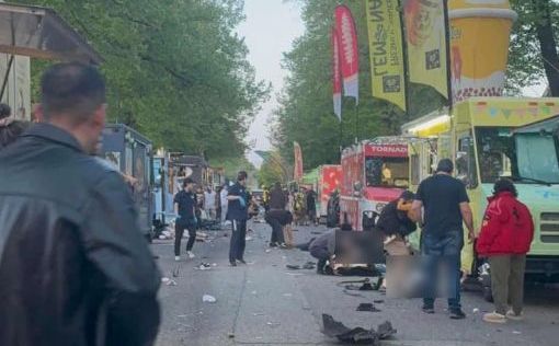 В результате наезда внедорожника на толпу людей, празднующих фестиваль Лапу-Лапу в Ванкувере (Канада...