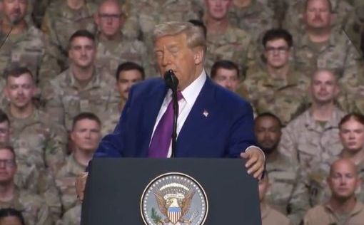 Президент Дональд Трамп посетил авиабазу Аль-Удейд в Катаре, где выступил перед американскими войска...