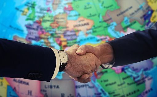 Мировая политика переживает период трансформации, где ключевые игроки – США, Россия и Китай – стремя...