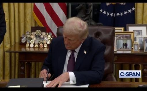 Дональд Трамп, президент США, отправил в отставку Карлу Хайден с поста директора Библиотеки Конгресс...