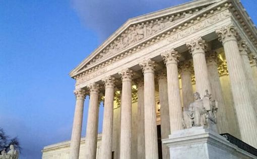 Верховный суд США временно остановил депортацию венесуэльцев из Северного Техаса, которые удерживают...
