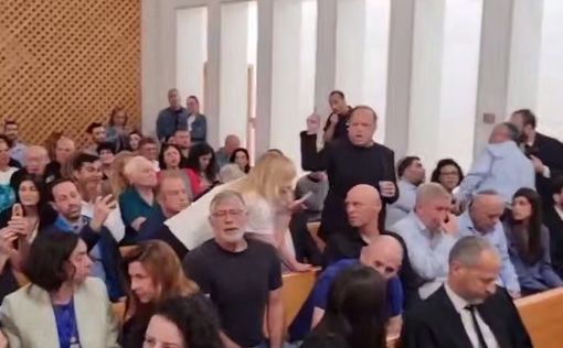 После нескольких перерывов, вызванных в том числе эмоциональной речью отца солдата Ицика Бунцеля, по...